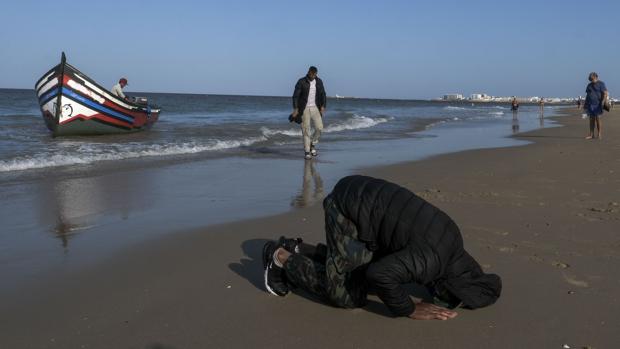 Cuatro años y medio de cárcel para un patero por trasladar a 34 inmigrantes a las costas de Cádiz y poner sus vidas en peligro