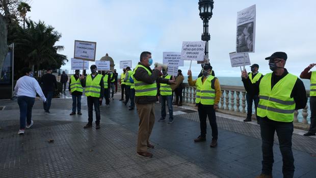 Concentración de militares frente a la subdelegación de Defensa en Cádiz
