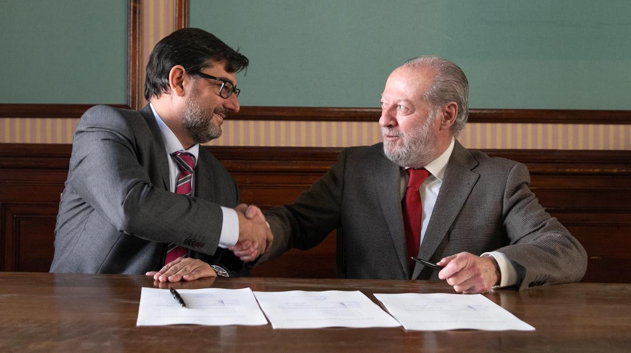 Fernando Rodríguez Villalobos y José María Villalobos, alcalde de Utrera y presidente del Consorcio de Aguas del Huesna