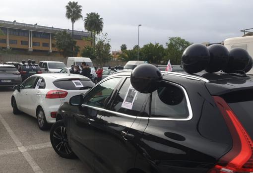 Globos y lazos negros en esta caravana reivindicativa de los hosteleros de Dos Hermanas