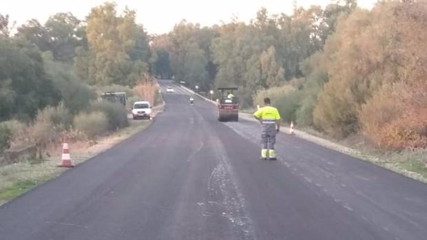 La Junta mejora el firme en varios tramos de la A-389 en Arcos