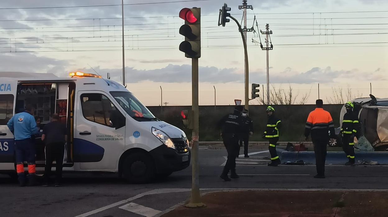 Policía Local y Bomberos minutos después del accidente en El Puerto