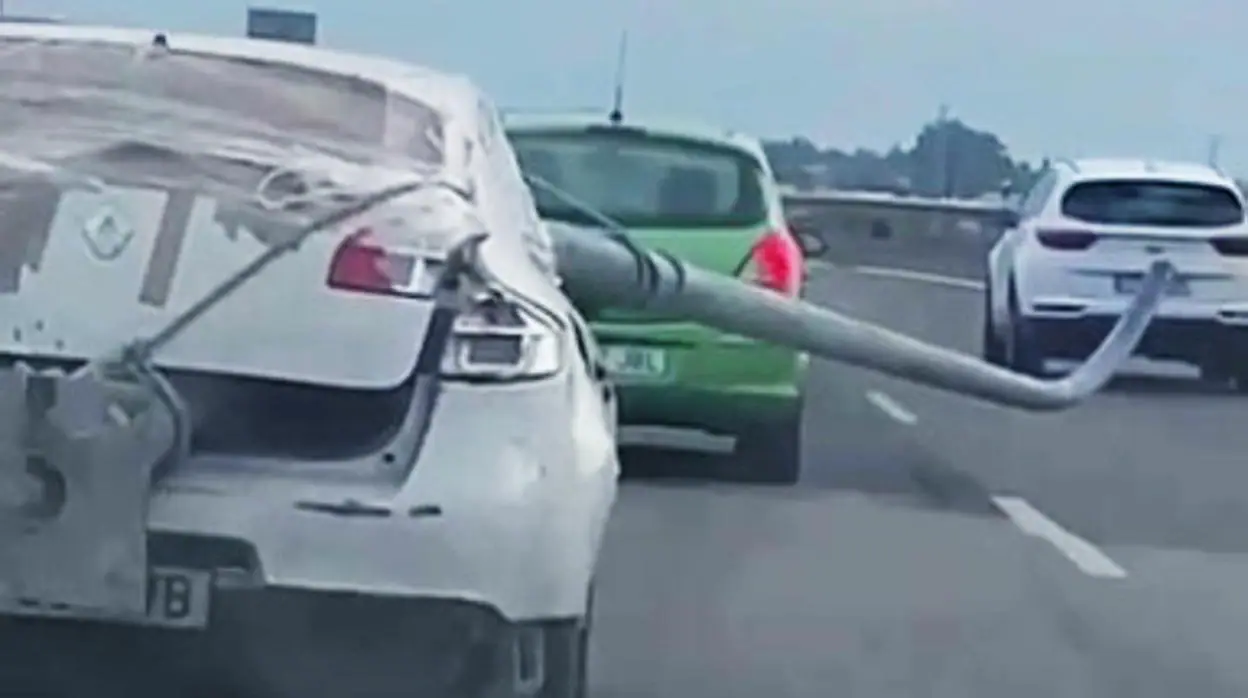 Localizan al conductor que transportaba una farola en un coche por las carreteras de Cádiz