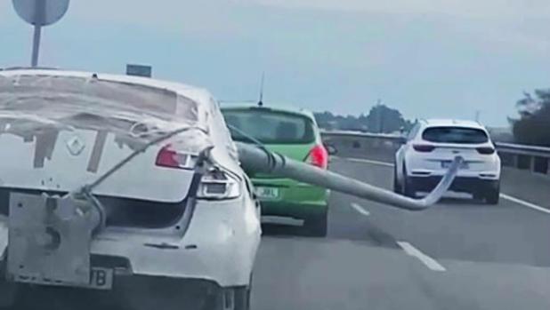 Localizan al conductor que transportaba una farola en un coche por las carreteras de Cádiz