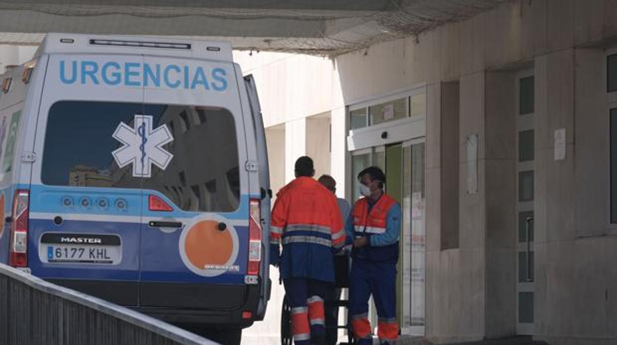 Una ambulancia a las puertas de Urgencias del Hospital Puerta del Mar de Cádiz.