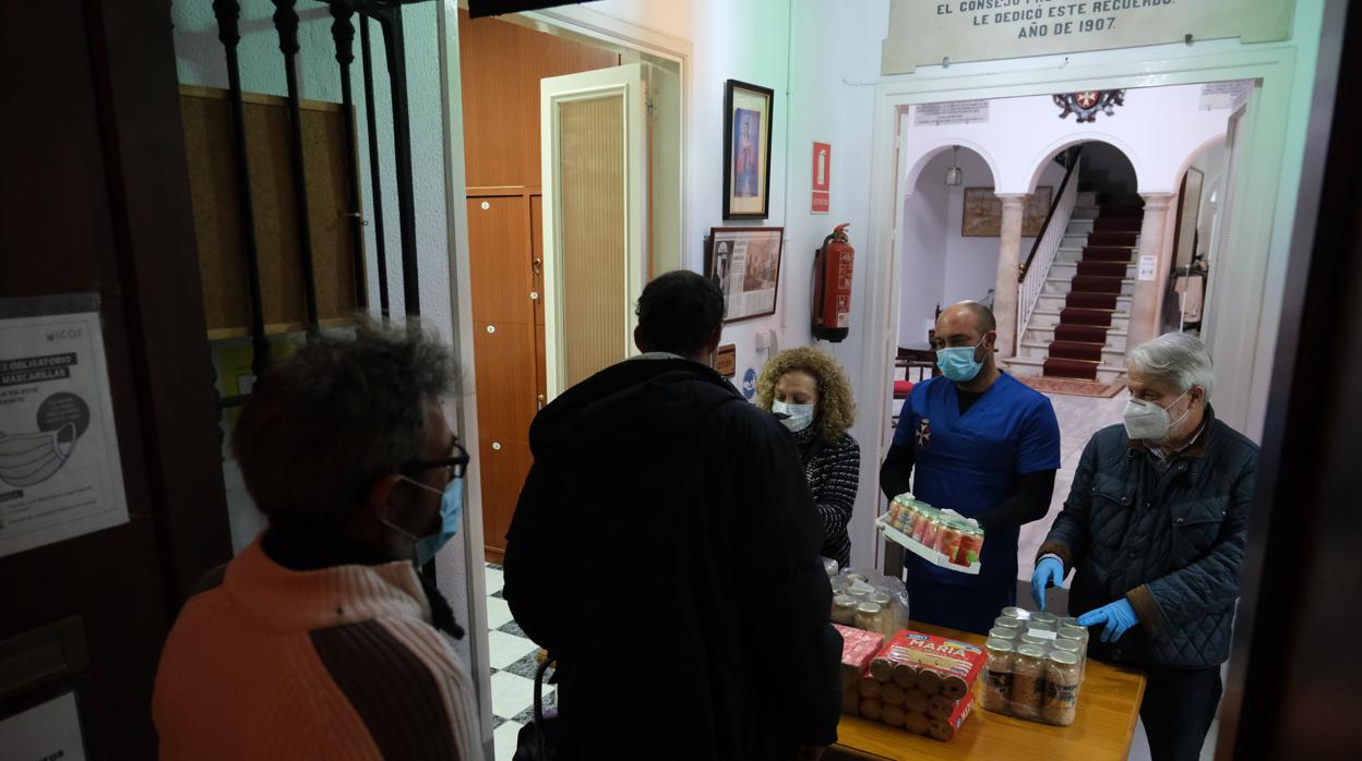 Recogida de alimentos en el hogar de los Caballeros Hospitalarios