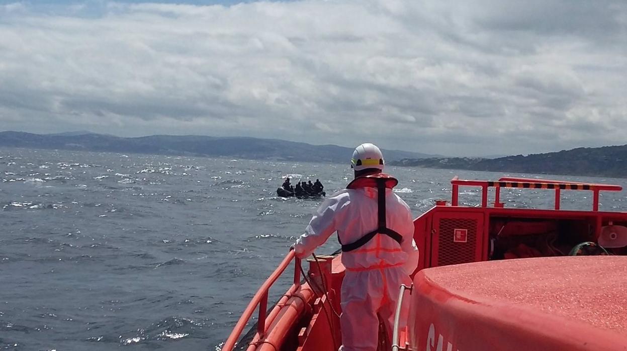 Salvamento Marítimo con un patera localizada.