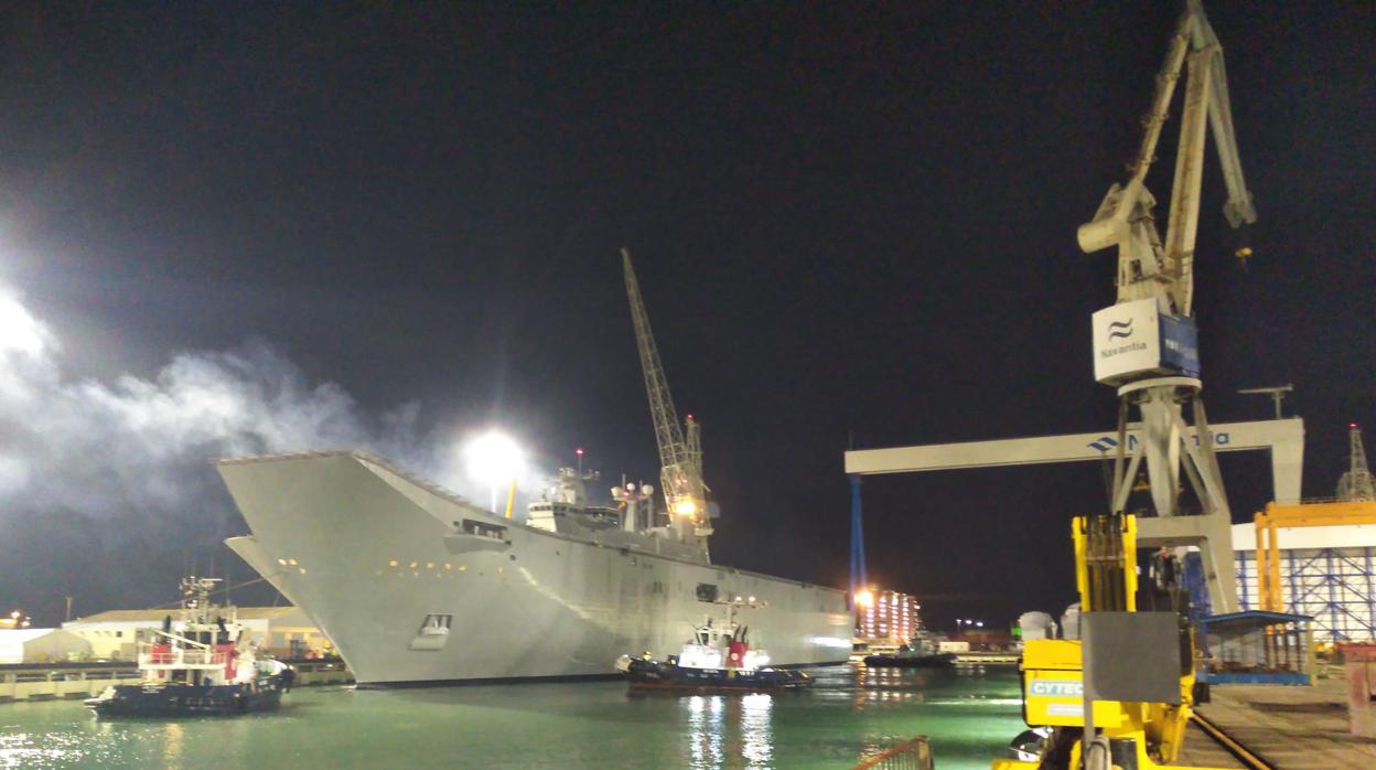 Momento en el que el bique abandona las instalaciones de Navantia en Puerto Real