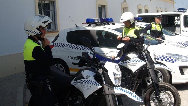 La Policía Local de Chiclana celebra el Tercer Premio que se ha vendido en Barbate