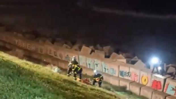 Rescatan a un surfista herido y atrapado en los bloques de la zona del instituto Columela, en Cádiz