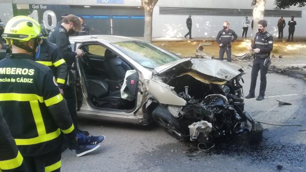 Choca contra un árbol en Nochebuena en Jerez