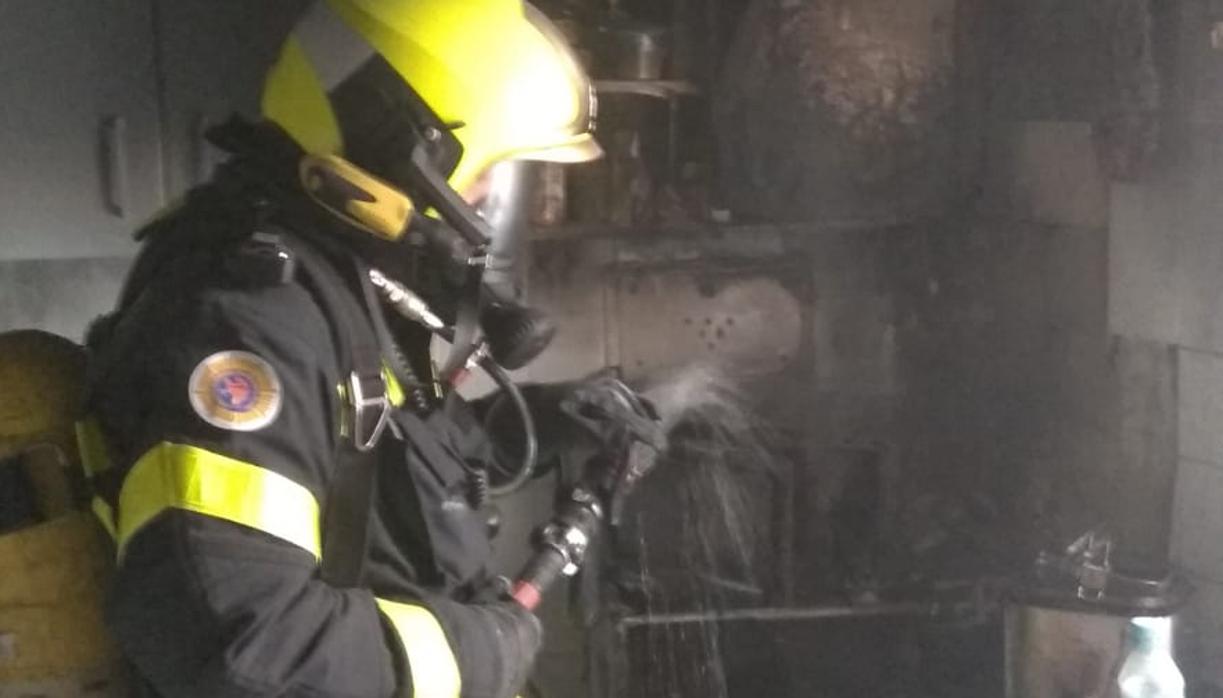 El fuego en una vivienda de la calle Barrié obliga a desalojar a cinco personas en Nochebuena