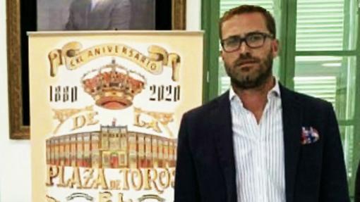 Álvaro González, con el cartel del aniversario de la Real Plaza de Toros de El Puerto