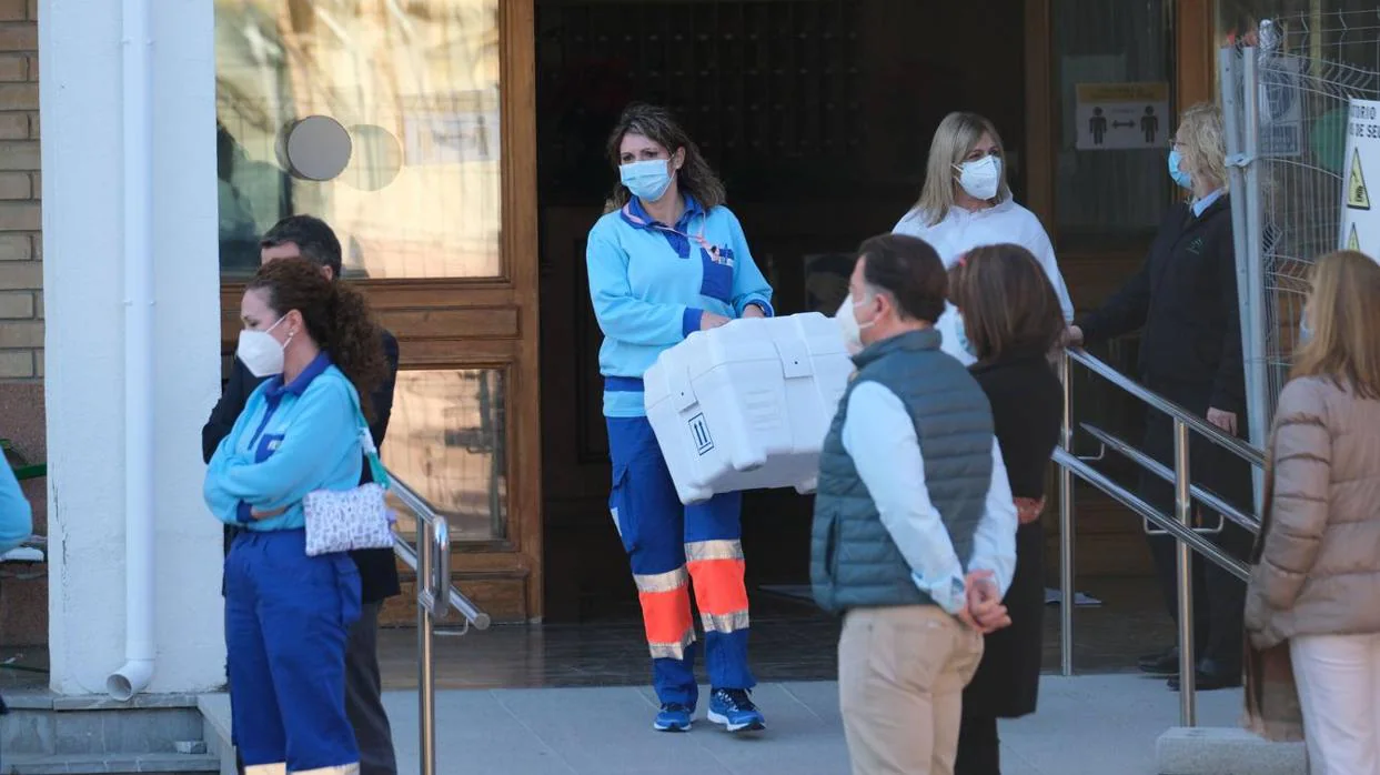 Varias sanitarias portan las vacunas a su llegada a la residencia La Granja de Jerez.