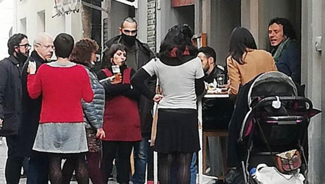 El alcalde, junto con su equipo de concejales y asesores, en un restaurante de la capital.