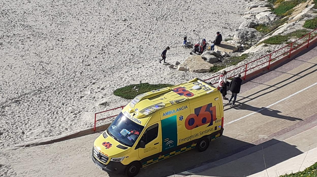 Los sanitarios se llevan a la víctima de la playa tras la presencia de la comitiva judicial.