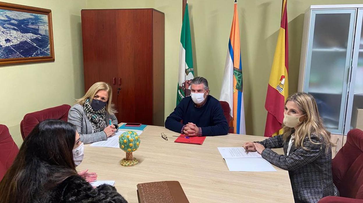 Ana Mestre, junto a Eva Pajares y el alcalde de San Martín del Tesorillo.