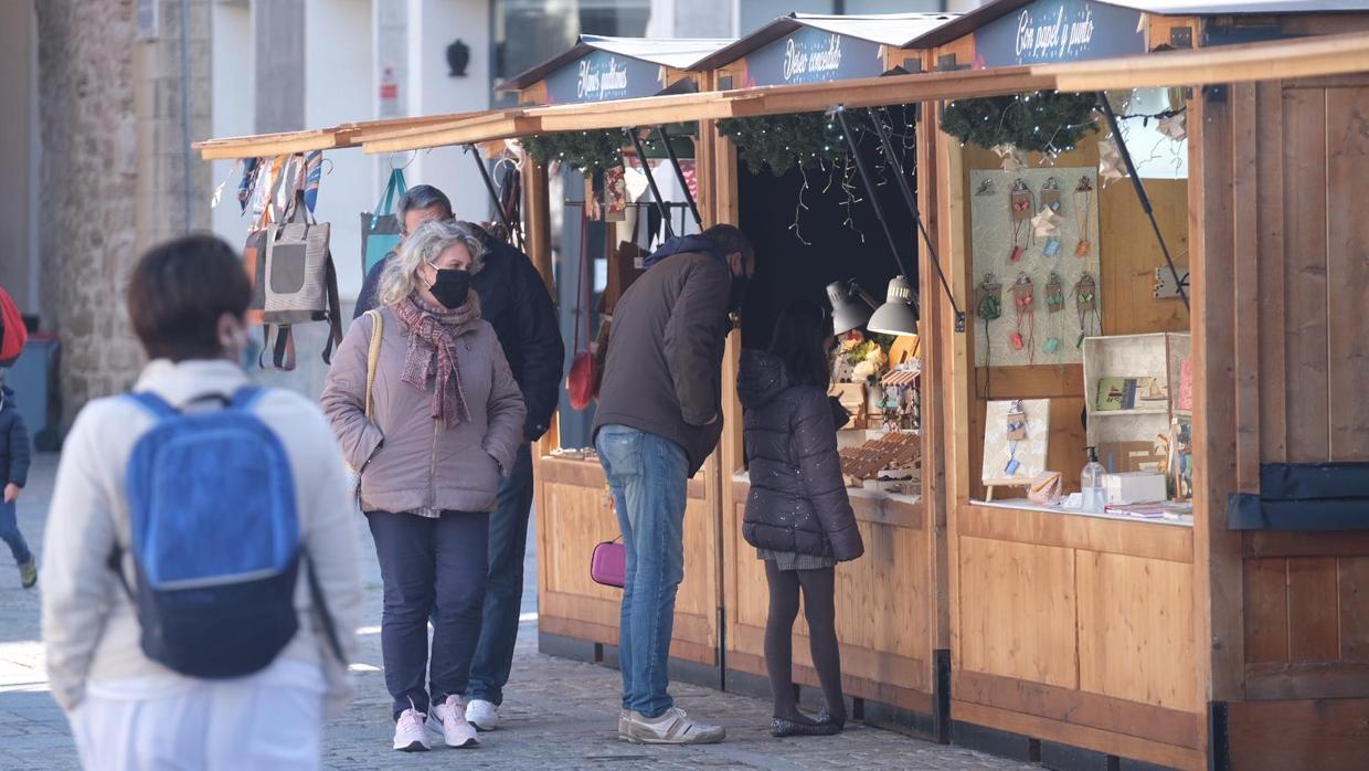 Gente paseando por la feria de artesanía de la Plaza de la Catedral en Cádiz.