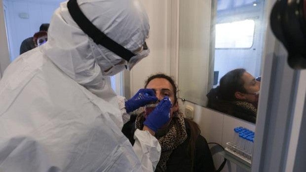 Un total de 489 habitantes de La Línea participa en el cribado poblacional con el resultado de 15 positivos