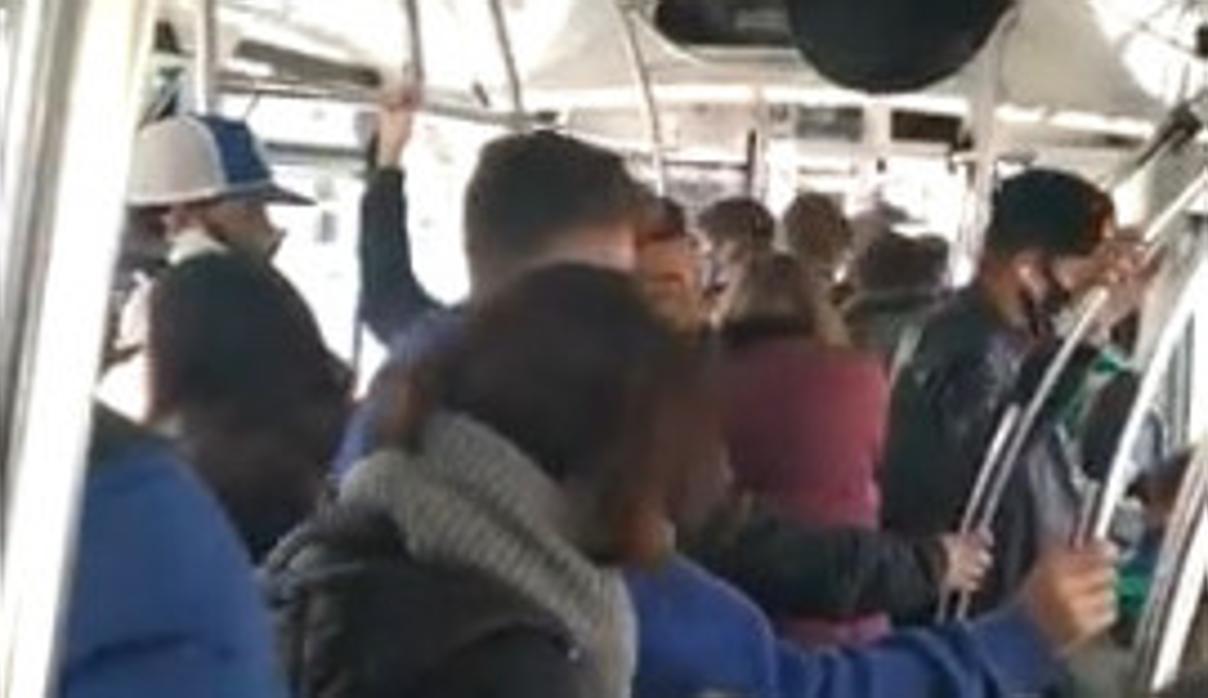 Quejas por la aglomeración de personas en la Línea 1 del autobus urbano de Cádiz