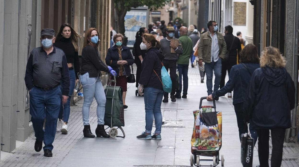 Gente de compras por el centro de Cádiz.