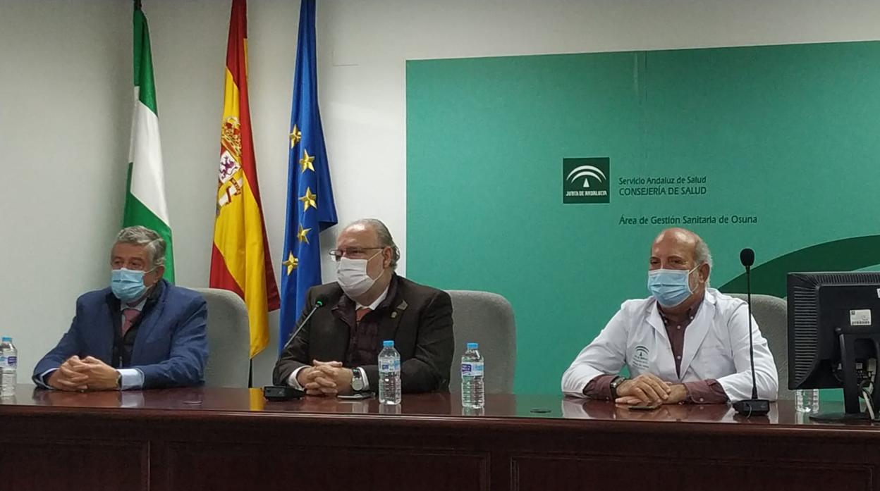 Celso Ortiz junto al gerente del SAS, Miguel Ángel Guzmán, enel Hospital de Osuna