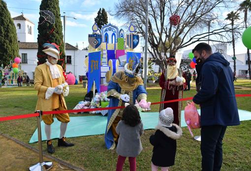 Los niños saludan a Melchor en los Jardines del Conde de Tomares