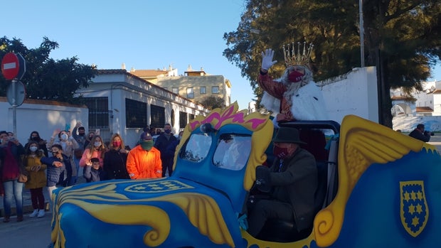 Los Reyes Magos de Chiclana comienzan su recorrido en coches clásicos por la ciudad