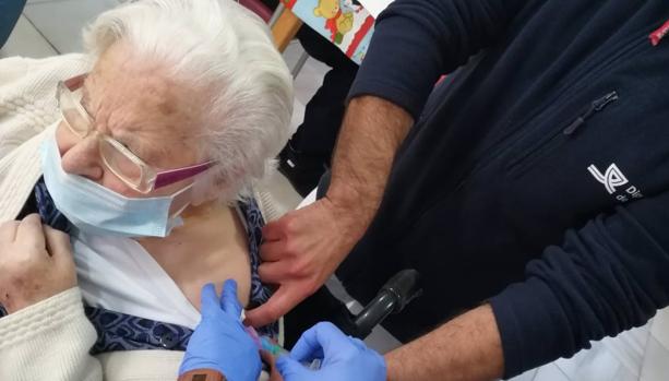 Dolores Núñez, de 103 años, la primera vacunada en la residencia Matía Calvo de Cádiz