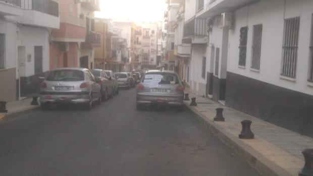 Un coche mal aparcado corta durante más de 24 horas una calle del centro de San Juan de Aznalfarache