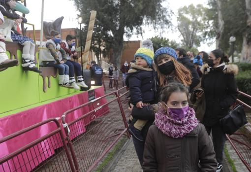 Padres y niños han esperado largas colas durante toda esta fría mañana.