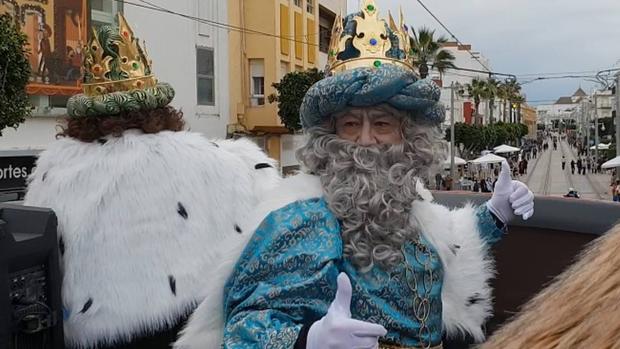 Locura por los Reyes Magos de San Fernando y su autobús descapotable