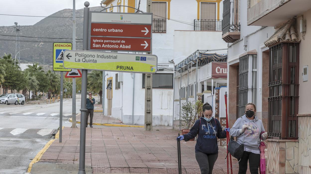 Dos vecinas pruneñas en una de las calles del municipio sevillano