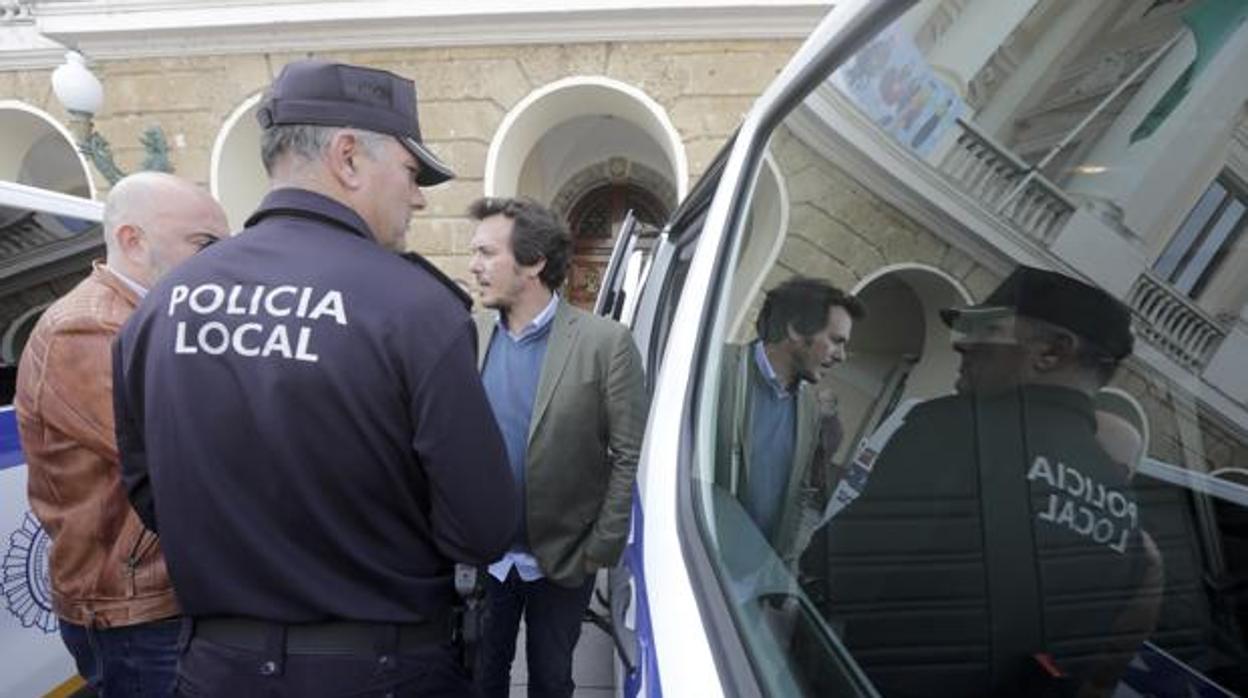 El alcalde de Cádiz, en una foto de archivo de la presentación de nuevos coches patrulla de la Policía Local. :