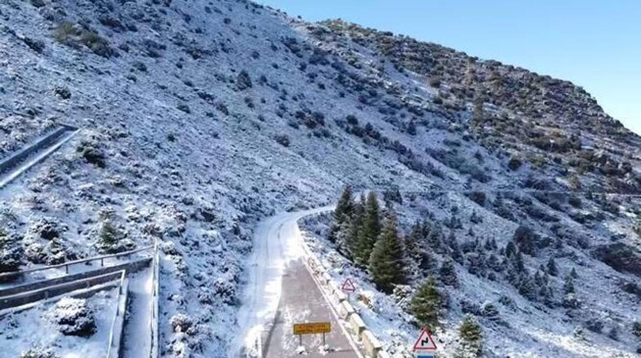 Cortada la CA-9104, del kilómetro 0 al 13,3 a la altura de Grazalema por nevada