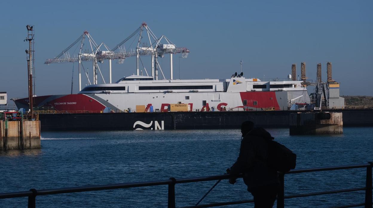 El catamarán de Armas ya se encuentra en el dique flotante del astillero de Cádiz