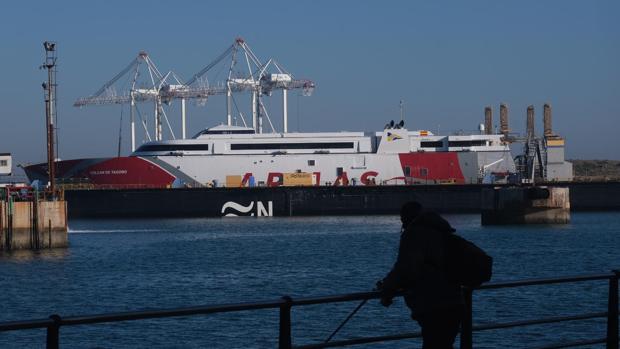 El catamarán gigante de Armas pasa su ITV en Cádiz