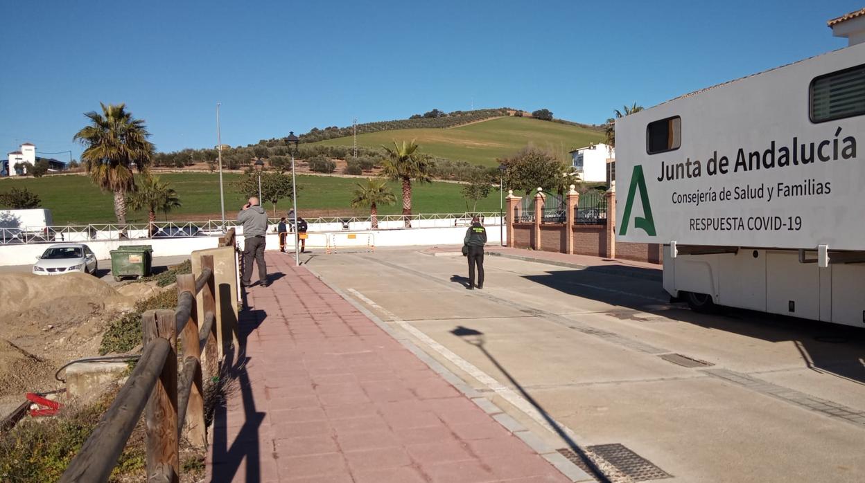 El camión móvil de la Junta desplegado en Pruna para el cribado masivo