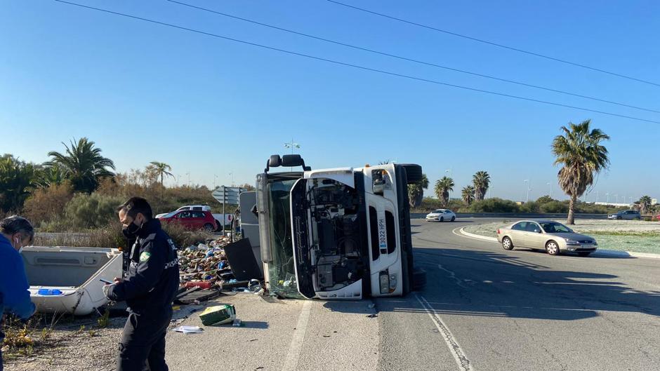 Un camión de vídrio vuelca en el polígono Las Salinas a la salida de la A-IV