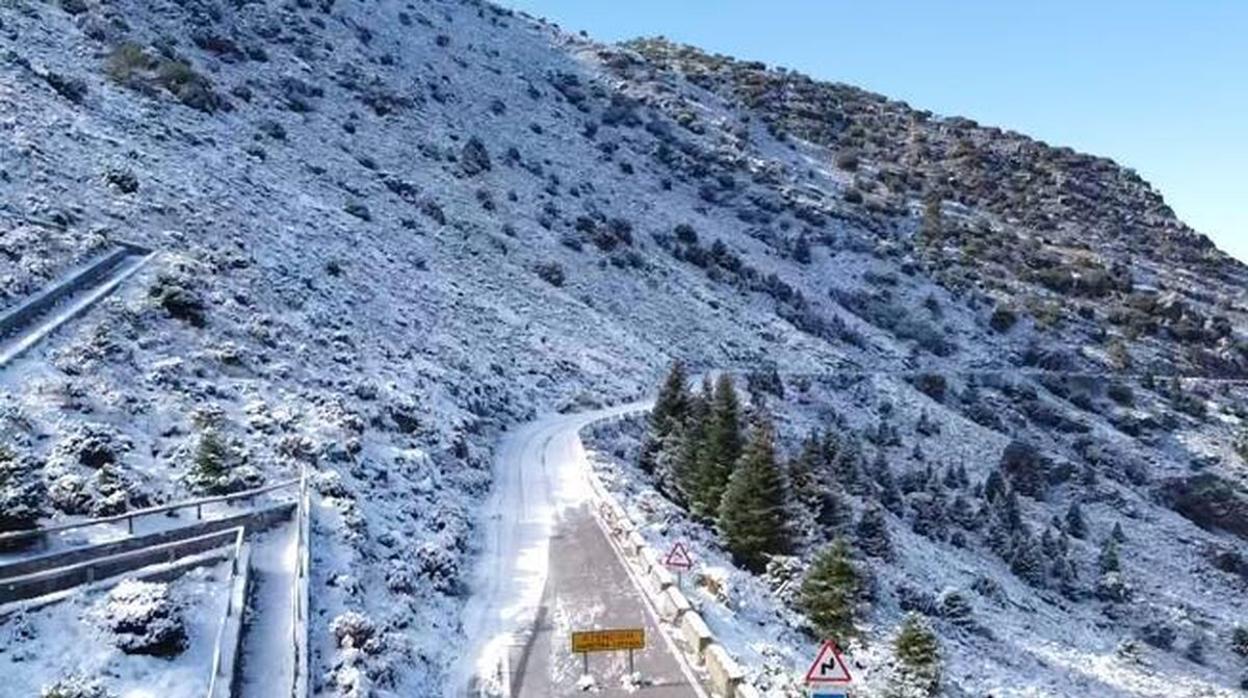 Continúa cortada al tráfico por nieve la CA-9104, del kilómetro 0 al 13,3 a la altura de Grazalema