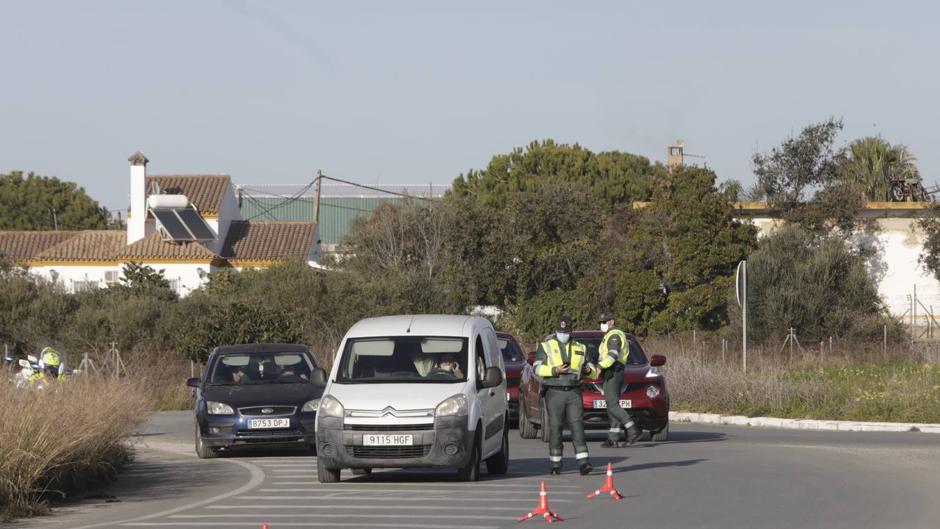 Vídeo: La Guardia Civil controla el acceso a Sanlúcar