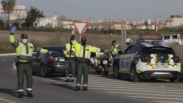 Doce municipios de Cádiz se blindan con controles de tráfico para garantizar el cierre perimetral