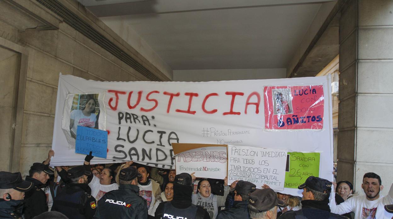 Protesta de familiares y amigos de las víctimas pidiendo justicia en la puerta de la Audiencia en enero de 2018