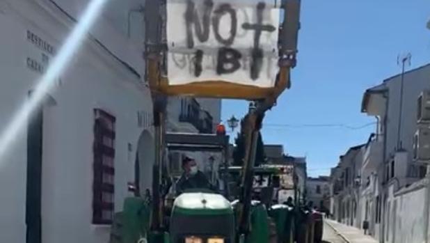 «Tractorada» en Cazalla de la Sierra en protesta de la subida del 19,31% del IBI Rústico