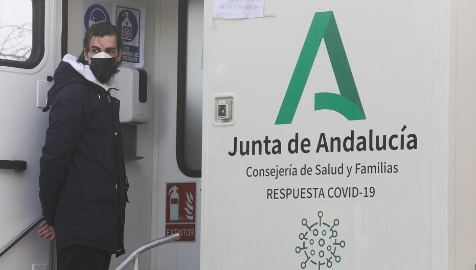 San Fernando acude en masa a los primeros turnos del cribado masivo