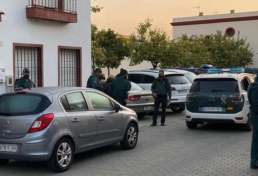 La Guardia Civil traslada al coche a uno de los detenidos en Coria del Río