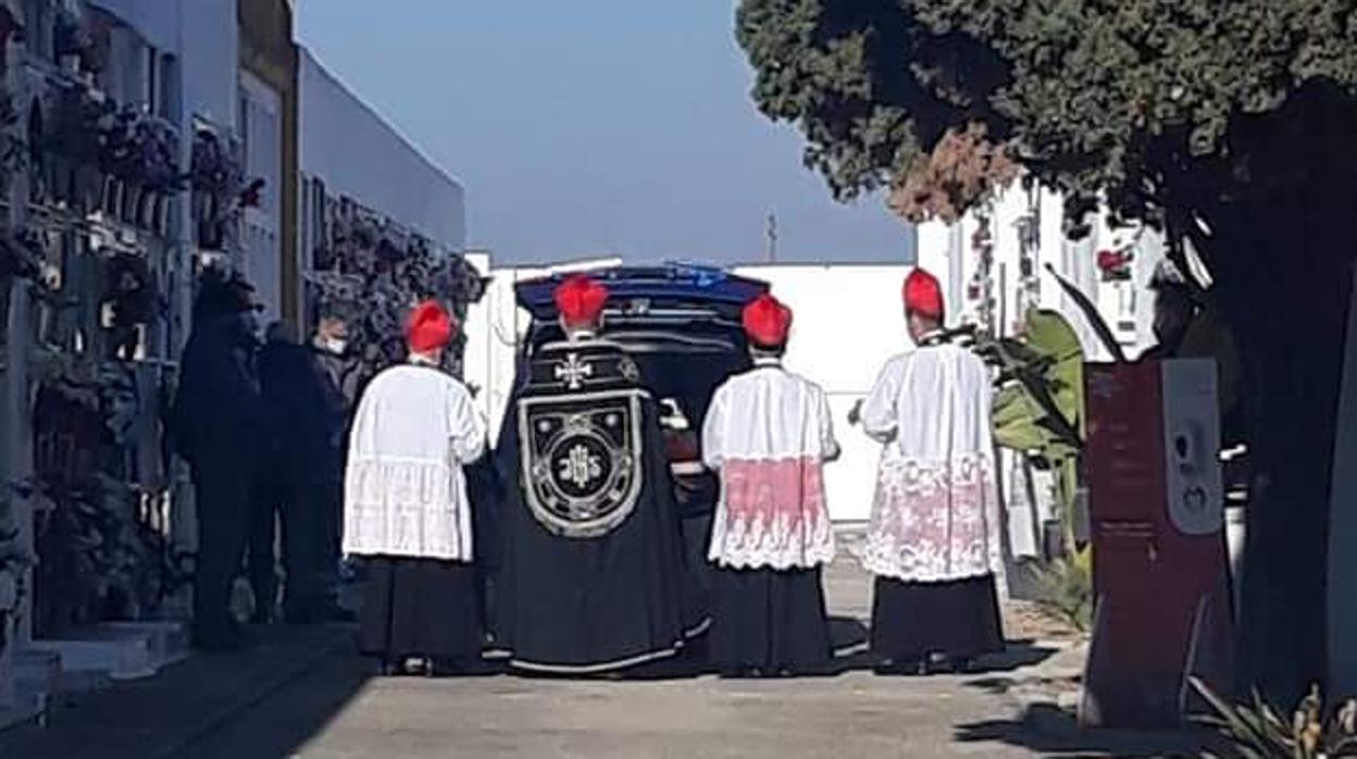 El entierro en el cementerio de Utrera de un «sacerdote» palmariano fallecido por Covid-19