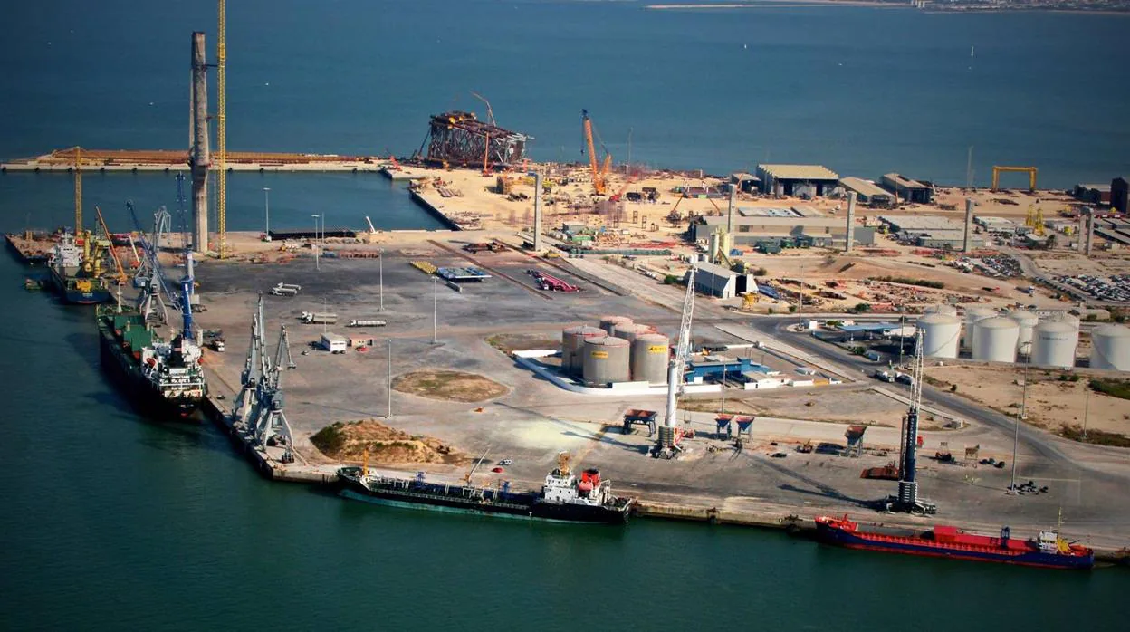 El Puerto de Cádiz comienza a colocar las mallas de protección en las pantallas de La Cabezuela