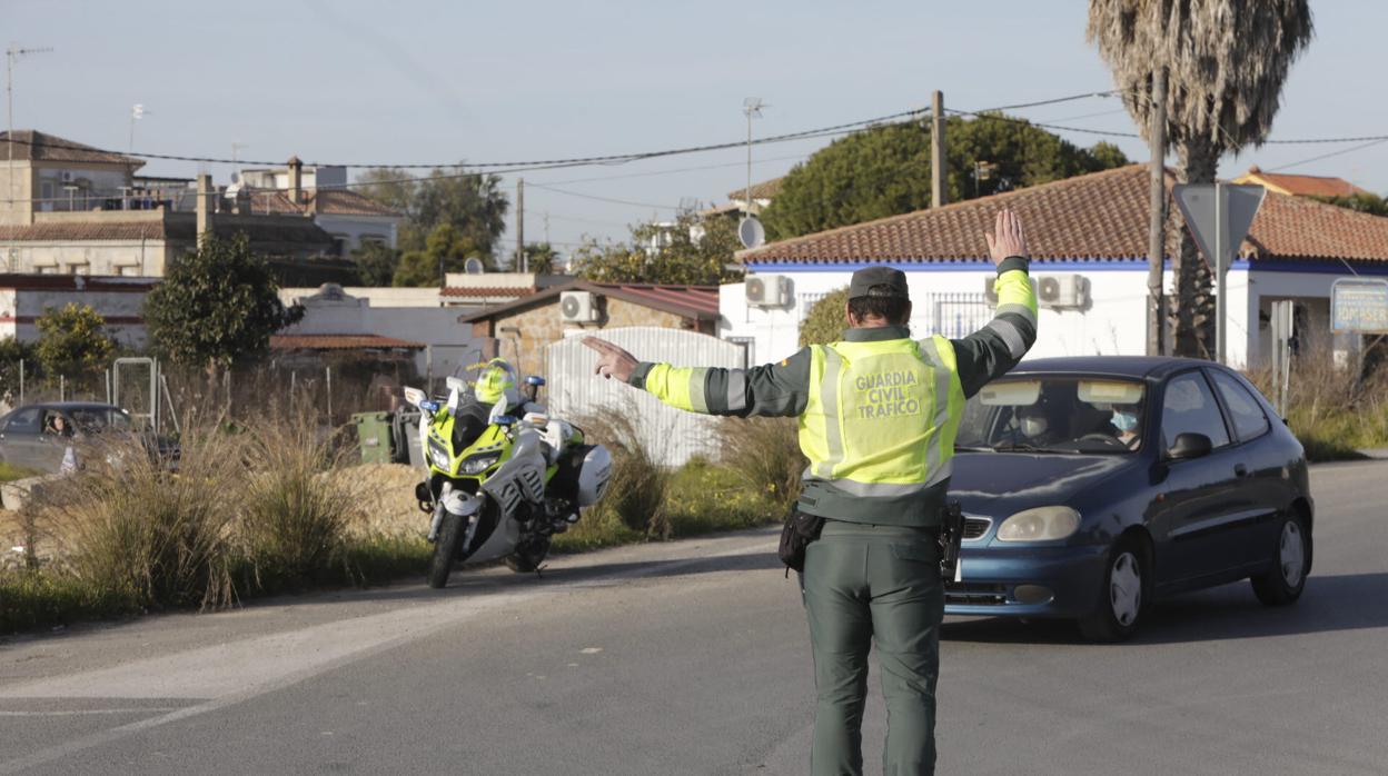 Un agente de la Guardia Civil en un control en Sanlúcar el pasado sábado.