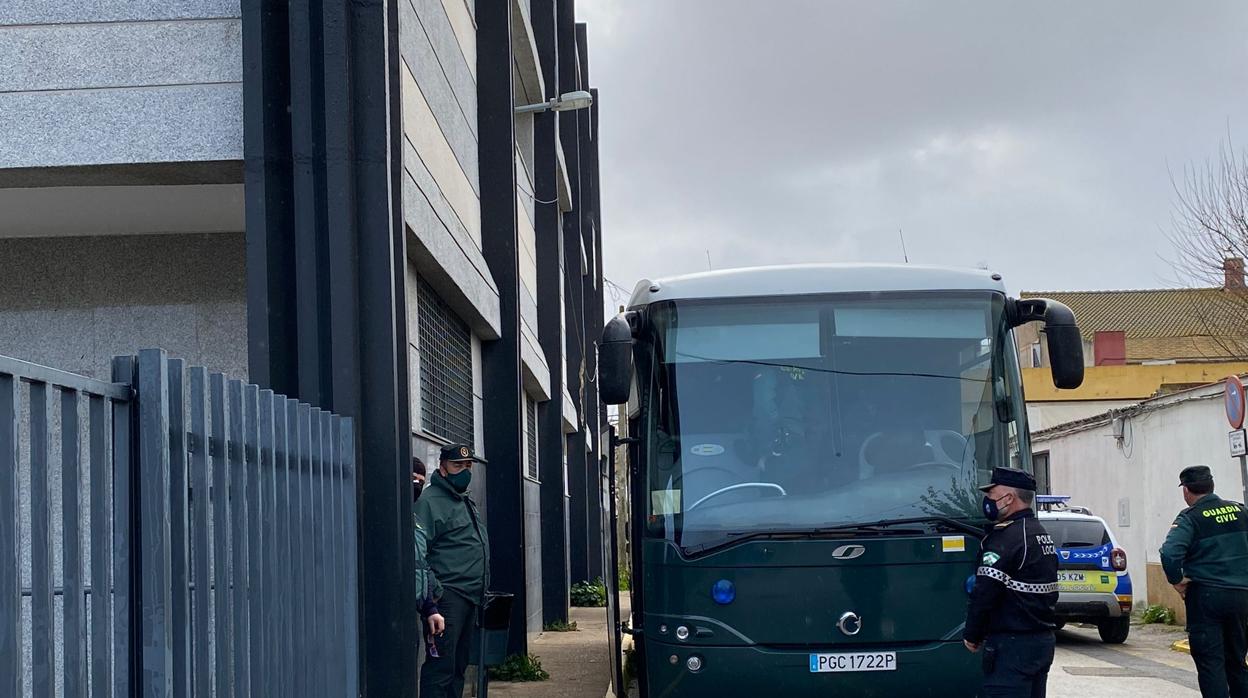 Autobús en el que la Guardia Civil ha trasladado a los juzgados de Coria a los detenidos por narcotráfico